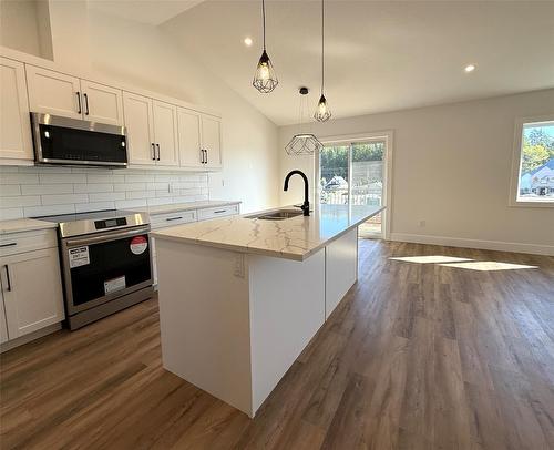 30 Kimberley Avenue, Kimberley, BC - Indoor Photo Showing Kitchen With Upgraded Kitchen