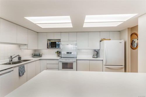 207-150 Promenade Dr, Nanaimo, BC - Indoor Photo Showing Kitchen With Double Sink