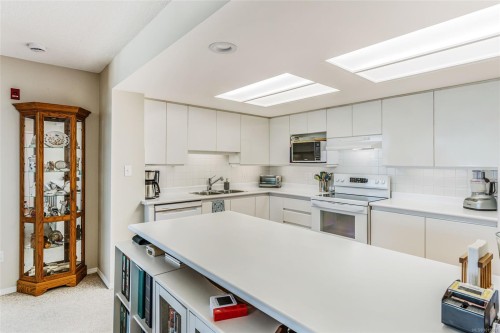 207-150 Promenade Dr, Nanaimo, BC - Indoor Photo Showing Kitchen With Double Sink With Upgraded Kitchen