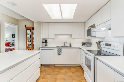 207-150 Promenade Dr, Nanaimo, BC - Indoor Photo Showing Kitchen With Double Sink