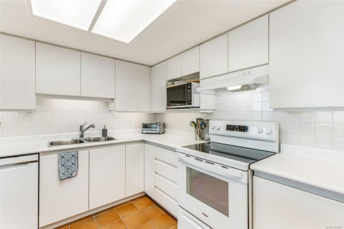 207-150 Promenade Dr, Nanaimo, BC - Indoor Photo Showing Kitchen With Double Sink