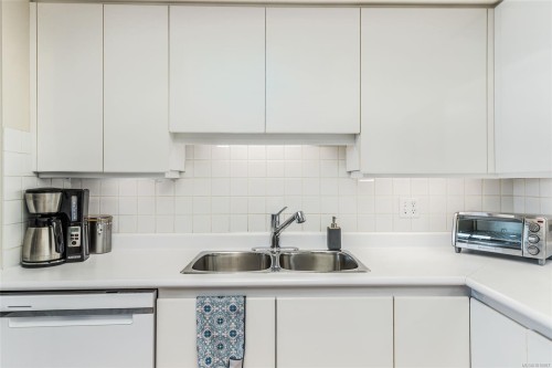 207-150 Promenade Dr, Nanaimo, BC - Indoor Photo Showing Kitchen With Double Sink