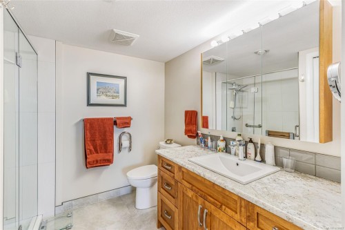 207-150 Promenade Dr, Nanaimo, BC - Indoor Photo Showing Bathroom