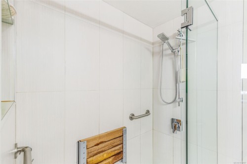 207-150 Promenade Dr, Nanaimo, BC - Indoor Photo Showing Bathroom