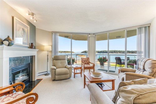 207-150 Promenade Dr, Nanaimo, BC - Indoor Photo Showing Living Room With Fireplace