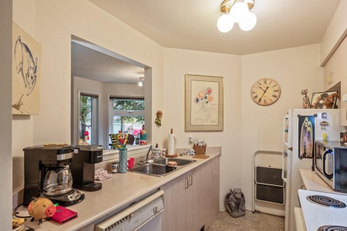 108-146 Back Rd, Courtenay, BC - Indoor Photo Showing Kitchen With Double Sink
