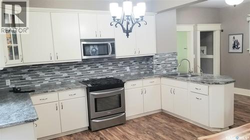 1422 Cameron Street, Regina, SK - Indoor Photo Showing Kitchen With Double Sink With Upgraded Kitchen