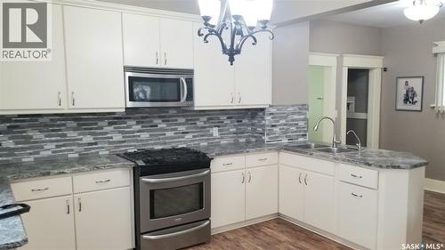 1422 Cameron Street, Regina, SK - Indoor Photo Showing Kitchen With Double Sink With Upgraded Kitchen