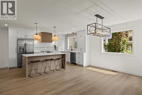 882 Hubbard Road, Kelowna, BC - Indoor Photo Showing Kitchen