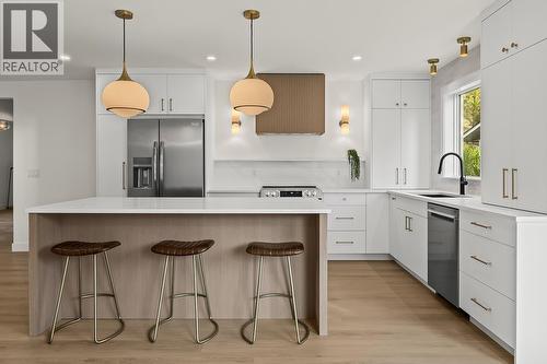 882 Hubbard Road, Kelowna, BC - Indoor Photo Showing Kitchen With Upgraded Kitchen