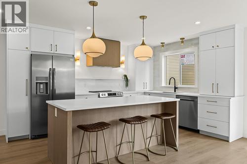 882 Hubbard Road, Kelowna, BC - Indoor Photo Showing Kitchen With Stainless Steel Kitchen With Upgraded Kitchen