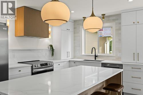 882 Hubbard Road, Kelowna, BC - Indoor Photo Showing Kitchen With Upgraded Kitchen