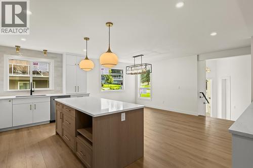 882 Hubbard Road, Kelowna, BC - Indoor Photo Showing Kitchen