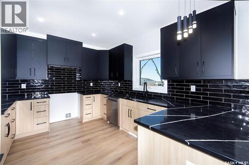 823 Nightingale Road, Saskatoon, SK - Indoor Photo Showing Kitchen With Upgraded Kitchen