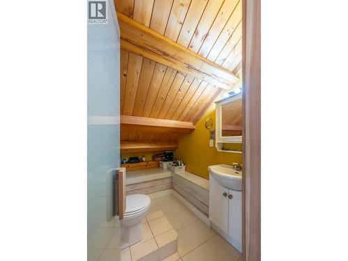 2360 Trans Canada  N Highway, Golden, BC - Indoor Photo Showing Bathroom