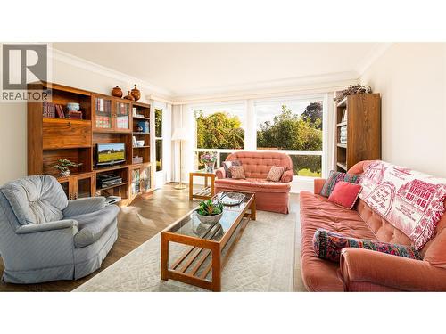 518 18Th Avenue Unit# 10, Creston, BC - Indoor Photo Showing Living Room