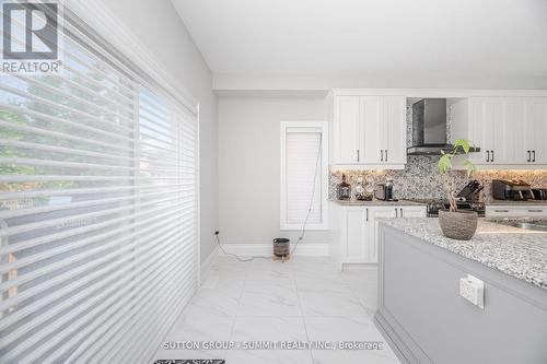 16 Westminster Circle, Barrie, ON - Indoor Photo Showing Kitchen