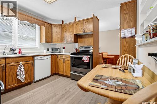 1230 Grace Street, Moose Jaw, SK - Indoor Photo Showing Kitchen