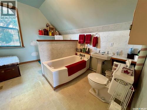32 11Th Avenue Se, Swift Current, SK - Indoor Photo Showing Bathroom