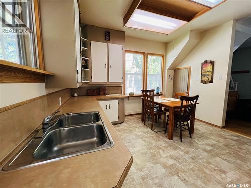 32 11Th Avenue Se, Swift Current, SK - Indoor Photo Showing Kitchen With Double Sink