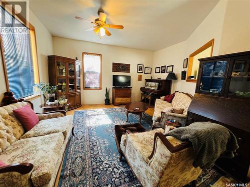 32 11Th Avenue Se, Swift Current, SK - Indoor Photo Showing Living Room