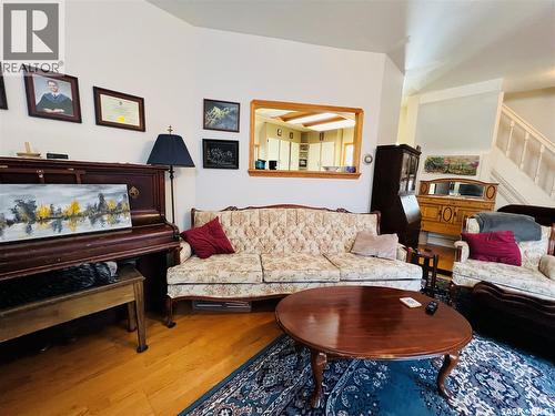 32 11Th Avenue Se, Swift Current, SK - Indoor Photo Showing Living Room