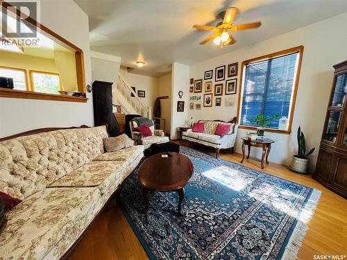 32 11Th Avenue Se, Swift Current, SK - Indoor Photo Showing Living Room