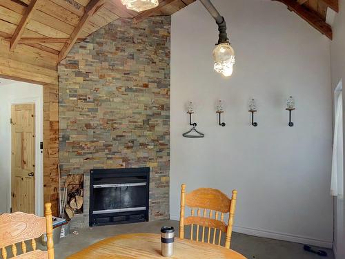 Salon - 1 Rivière Hall, Paspébiac, QC - Indoor Photo Showing Living Room With Fireplace