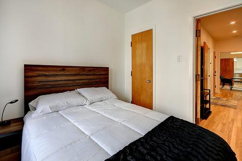 Bedroom - 4300 Rue St-Denis, Montréal (Le Plateau-Mont-Royal), QC - Indoor Photo Showing Bedroom
