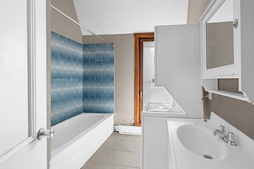 Bathroom - 2-1232 Rue St-Mathieu, Montréal (Ville-Marie), QC - Indoor Photo Showing Bathroom
