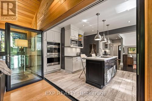 208 Lorne Avenue, Newmarket, ON - Indoor Photo Showing Kitchen With Upgraded Kitchen
