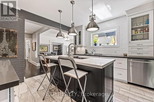 208 Lorne Avenue, Newmarket, ON - Indoor Photo Showing Kitchen With Upgraded Kitchen
