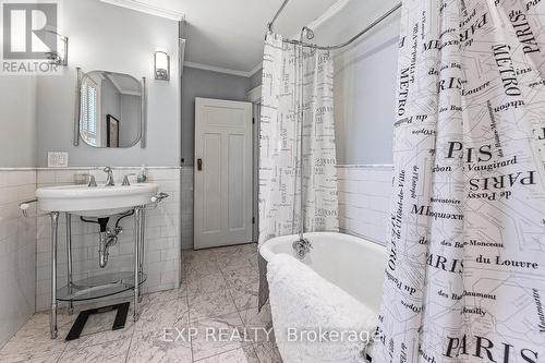 208 Lorne Avenue, Newmarket, ON - Indoor Photo Showing Bathroom