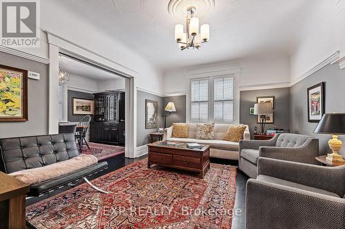 208 Lorne Avenue, Newmarket, ON - Indoor Photo Showing Living Room