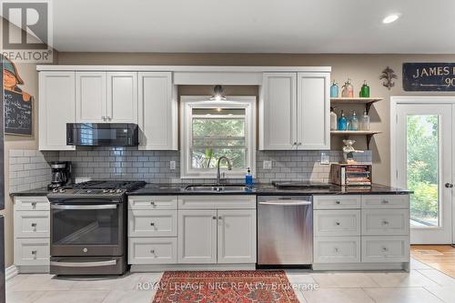 1 Karsam Court, Niagara-On-The-Lake (Town), ON - Indoor Photo Showing Kitchen With Double Sink With Upgraded Kitchen