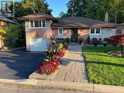 77 LETCHWORTH CRESCENT  Toronto, ON M3M 1Z1