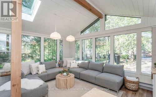 1 Sundown Road, Tiny, ON - Indoor Photo Showing Living Room