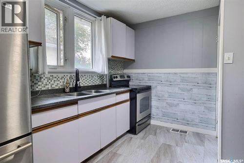 840 Argyle Street, Regina, SK - Indoor Photo Showing Kitchen With Double Sink