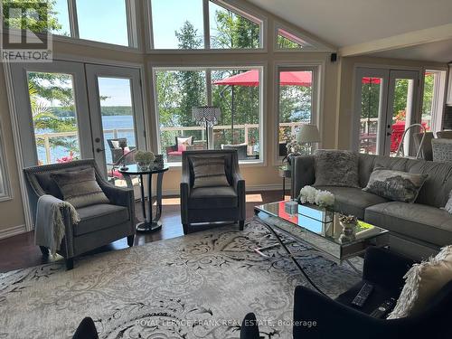 113 Fire Route 37, Trent Lakes, ON - Indoor Photo Showing Living Room