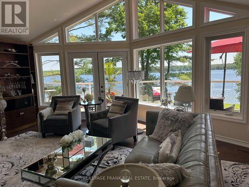 113 Fire Route 37, Trent Lakes, ON - Indoor Photo Showing Living Room