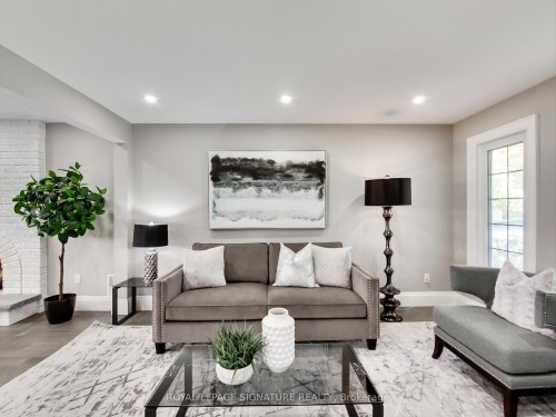 4342 Violet Road, Mississauga, ON - Indoor Photo Showing Living Room