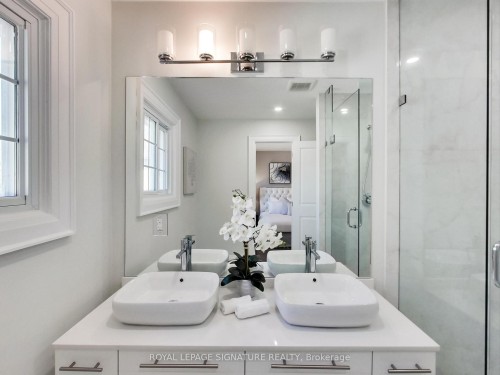 4342 Violet Road, Mississauga, ON - Indoor Photo Showing Bathroom