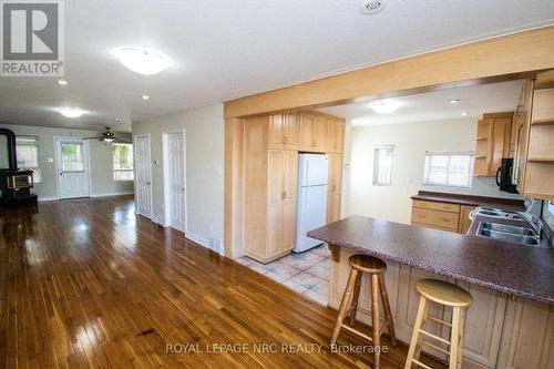 6561 Bellevue Street, Niagara Falls (Morrison), ON - Indoor Photo Showing Kitchen With Double Sink