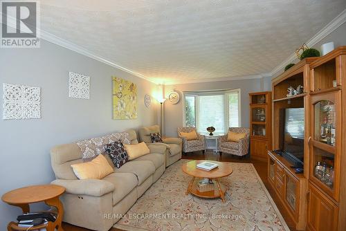 11 Jacqueline Boulevard, Hamilton, ON - Indoor Photo Showing Living Room