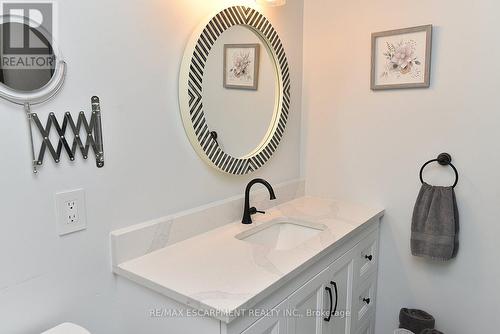 11 Jacqueline Boulevard, Hamilton, ON - Indoor Photo Showing Bathroom