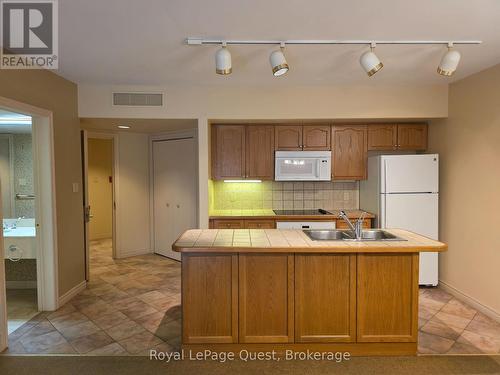 2316 - 90 Highland Drive, Oro-Medonte (Horseshoe Valley), ON - Indoor Photo Showing Kitchen With Double Sink