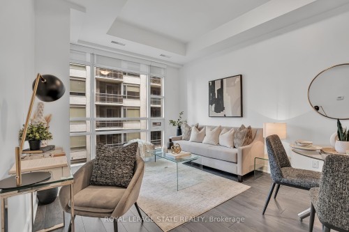 910-150 Main Street W, Hamilton, ON - Indoor Photo Showing Living Room