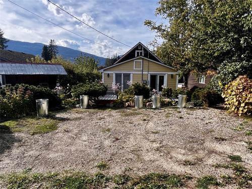 305 1St  Nw Avenue, Nakusp, BC - Outdoor