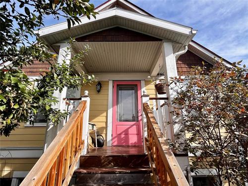 305 1St  Nw Avenue, Nakusp, BC - Outdoor