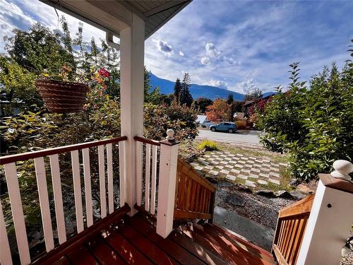 305 1St  Nw Avenue, Nakusp, BC - Outdoor With Exterior